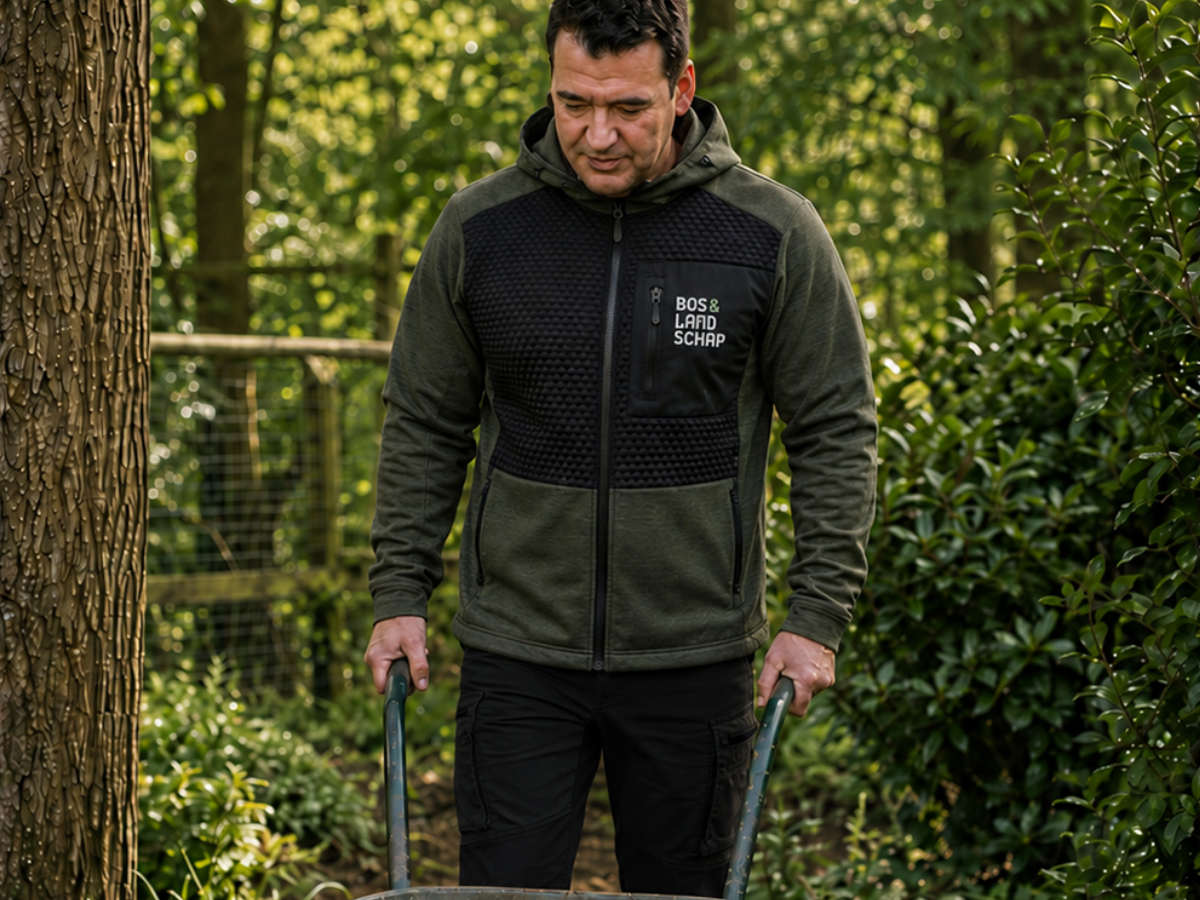 Hovenier met tablet in een landschapstuin